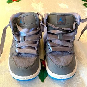 Toddler Boys gray nike air jordans with blue